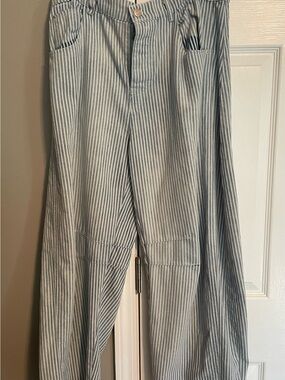 eesome Women's Blue and White Striped Button fly barrel jeans size large
